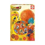 3D пъзел Dragon Ball 32 части, Educa: оранжева кутия с топка от шестоъгълни плочки с картинки и герой със синя коса в оранжево кимоно.