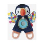 Бебешка мека сензорна играчка Птичка, Infantino: тъмносин тупик с оранжев клюн и крила на пъстри шестоъгълници, с цветни панделки и синя халка на коремчето и прасковени гризалки вместо крачета.