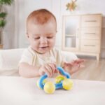 Бебешка дрънкалка и гризалка 2 в 1 кола, Hape - Image 3