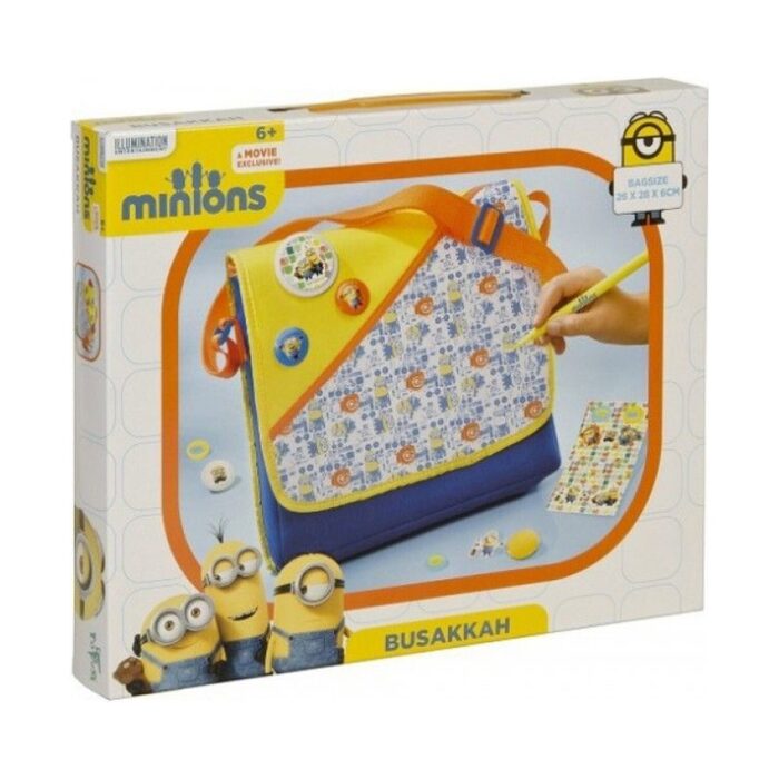 chanta-minions-za-dekorirane-totum-1500 Чанта Minions за декориране, Totum: бяла кутия „Busakkah“ с жълто-синя чанта с оранжева презрамка и шарка с миньони, кръгли значки, лист стикери и ръка с жълт маркер.