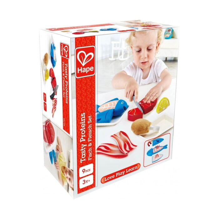 darven-komplekt-riba-i-meso-9-chasti-hape-1500 Дървен комплект Риба и месо 9 части, Hape: кутия „Tasty Proteins“ с дете, което реже пържола с нож сред синя риба, бекон и пилешко бутче до резен лимон.