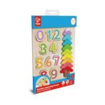 Дървен пъзел Цветове и форми 9 части, Hape: синя кутия „Number matching Puzzle“ с пастелни цифри от 0 до 9 и пъстра елхичка от парчета, подредени по големина в цветовете на дъгата.