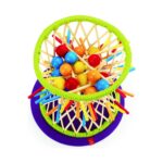 Дървена игра с издърпване на клечки, Hape: дървена игра с клечки в ярки цветове, промушени през мрежа със зелен обръч и задържащи червени, сини и жълти топки над лилава кръгла основа.