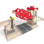 Дървена играчка Железопътен повдигащ се мост, Hape - Image 6