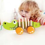Дървена играчка за дърпане крокодил, Hape - Image 3