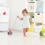 Дървена играчка за дърпане пиленце, Hape - Image 3