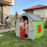 Детска пластмасова къщичка за игра на двора Magic Playhouse Restrpro