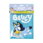 Детска престилка за игра Bluey, Totum: сгъната светлосиня материя в прозрачен плик с голям бял надпис „Bluey“ и синьо кученце, легнало по корем с червен пастел над рисунка, под картонче „Apron“.