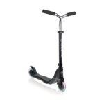 Детска тротинетка Flow 125 Light черна, Globber: тъмна рамка на две колела, които светят в цветовете на дъгата, хромирано кормило с черни ръкохватки и сива платформа.