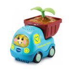 Детски интерактивен гадински камион, VTech: светлосиня колица със светещо усмихнато жълто личице, тъмночервена каросерия с пръст и зелено стръкче и надпис „Gardening Truck“.