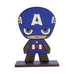 Диамантен гоблен Капитан Америка, Craft Buddy: фигурка с голяма глава от сини, бели и кафяви кристалчета с буква „A“ на шлема и звезда на гърдите върху тъмна дървена поставка.