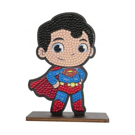 Диамантен гоблен Супермен, Craft Buddy: фигурка с голяма глава, черна коса и синьо трико с червено наметало и знак „S“ на гърдите, изцяло от кристалчета върху кафява поставка.