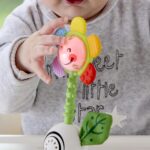 Дрънкалка и чесалка за зъби Цвете, Hape - Image 4