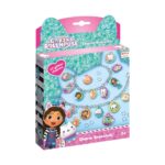 Гривни Gabby’s Dollhouse 2 броя, Totum: тюркоазено-розова кутия с котешки уши и надпис „Charm Bracelets“, две сребристи верижки с цветни висулки на Габи и котетата и знак „17 glitter charms“.
