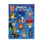 Игра с карти Snack Attack, Hape: синя кутийка с бухал, жираф в розова пола и енот с маска сред други животни около лагерен огън.