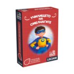 Игра с карти Училището на смелчагите, Lisciani: червена кутия с момче в костюм на супергерой със синя маска, жълта звезда на гърдите и синя пелерина.