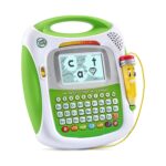 Интерактивна играчка Драскане писане и четене с г-н Молив, VTech: бяло-зелен уред с дръжка и логото „LeapFrog“, екран с буквите „cat“, клавиатура с азбуката и цифри и жълт стилус с усмихнато личице на шнур.