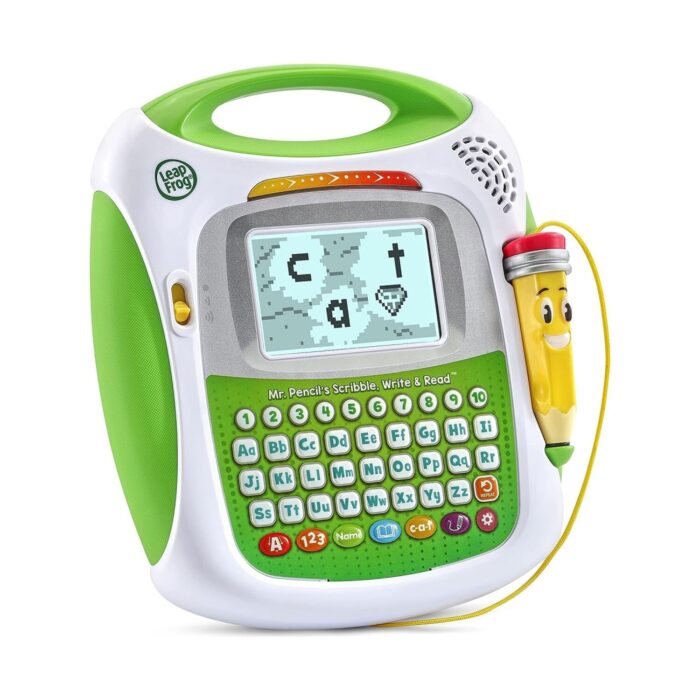 interaktivna-igrachka-draskane-pisane-i-chetene-s-g-n-moliv-vtech-1500 Интерактивна играчка Драскане писане и четене с г-н Молив, VTech: бяло-зелен уред с дръжка и логото „LeapFrog“, екран с буквите „cat“, клавиатура с азбуката и цифри и жълт стилус с усмихнато личице на шнур.