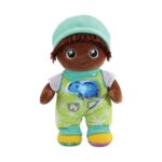 Интерактивна кукла момче, VTech: мека фигурка с тъмна кожа, кафява коса, ментова шапка и зелен гащеризон на цветя със синя костенурка на гърдите.
