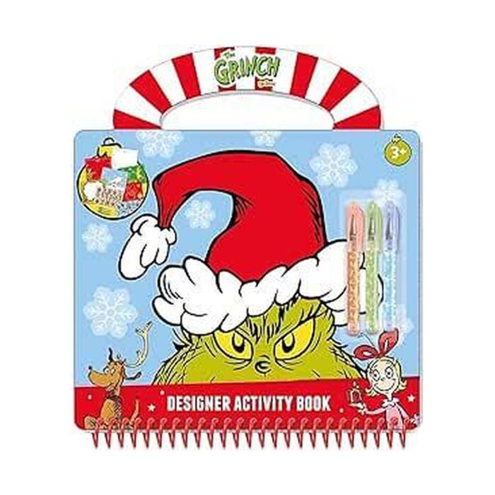 knizhka-s-aktivnosti-koledata-na-grinch-totum-1500 Книжка с активности Коледата на Гринч, Totum: синя корица „Designer Activity Book“ с червено-бяла раирана дръжка, зелено намусено лице под червена коледна шапка и три химикалки в прозрачен джоб.