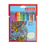 Комплект флумастери Pen 68, 18 цвята, Stabilo: червено-синя кутия с пъстра рисунка на къщички, слънце и дърво под дълга редица писалки с бели ивици.