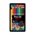 Комплект флумастери Pen 68 Arty метална кутия, 10 цвята, Stabilo: тясна черна кутийка с надпис „Pen 68 ARTY“ върху дъгови вълни, редица цветни капачки и жълт флумастер покрай ръба.