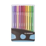 Комплект флумастери Pen 68 Color Parade светлосиня кутия, 20 цвята, Stabilo: прозрачна стойка с тъмносива основа и светлосини дръжки, в която писалките стоят изправени от лилаво до зелено.