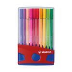 Комплект флумастери Pen 68 Color Parade тъмносиня кутия, 20 цвята, Stabilo: прозрачна стойка с червена основа и тъмносини дръжки, пълна с изправени писалки в дъгова поредица.