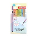 Комплект флумастери Pen 68 Pastellove, 12 цвята, Stabilo: светъл пастелен портфейл със знак „Special Edition“ и прозорче-облак с бледи капачки, а отпред лежи лилав маркер с тънък връх.