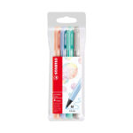 Комплект флумастери pointMax Pastel, 4 цвята, Stabilo: прозрачен плик с четири тънкописеца в прасковено и светлолилаво, мента и сиво пред карта с размити акварелни кръгове.