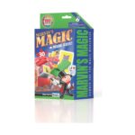 Комплект фокуси сет 2 зелен, 30 магически трика, Marvin’s Magic: кутия със зелен страничен надпис „Marvin’s Magic“ и фокусника Марвин във фрак до червена кутийка и зелена табла с жълти карти с котка и оранжево топче.