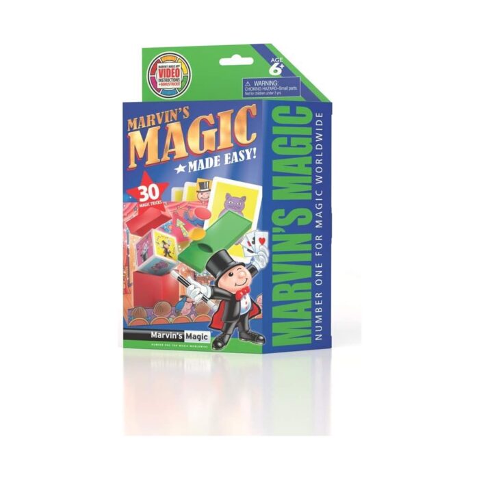 komplekt-fokusi-set-2-zelen-30-magicheski-trika-marvin-s-magic-1500 Комплект фокуси сет 2 зелен, 30 магически трика, Marvin’s Magic: кутия със зелен страничен надпис „Marvin’s Magic“ и фокусника Марвин във фрак до червена кутийка и зелена табла с жълти карти с котка и оранжево топче.