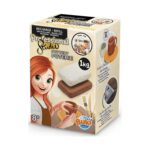 Комплект глина Бяла и кафява, 2 броя, Buki France: кутия „Professional Studio Pottery“ с бял и кафяв блок до четки и червенокосо момиче, което оформя съд на грънчарско колело.