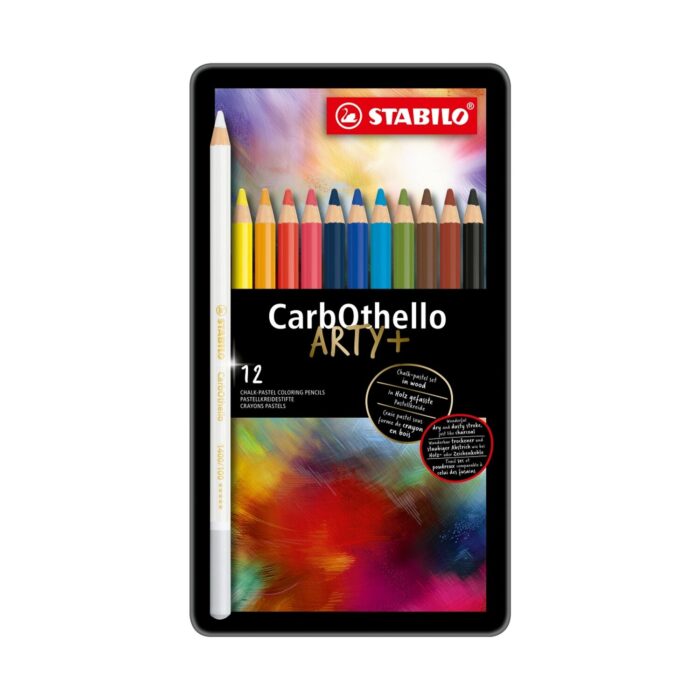 komplekt-pastelni-molivi-carbothello-metalna-kutiya-12-tsvyata-stabilo-1500 Комплект пастелни моливи CarbOthello метална кутия, 12 цвята, Stabilo: тъмносив капак на пъстри петна с надпис „ARTY+“ и ред подострени моливи от жълто до черно, с бял молив вляво.