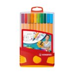 Комплект тънкописци Point 88 Color Parade, 20 цвята, Stabilo: прозрачна стойка с червена основа и оранжеви дръжки, тънки писалки в оранжево-бяло райе и етикет с момиче и тетрадка с надпис „DNA“.