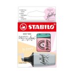 Комплект текст маркери Boss Mini Pastel Love 2.0, 3 цвята, Stabilo: малка опаковка с тюркоазен маркер най-горе, розов с дъга и надпис „Be happy“ и сив „Be brave!“ отпред.