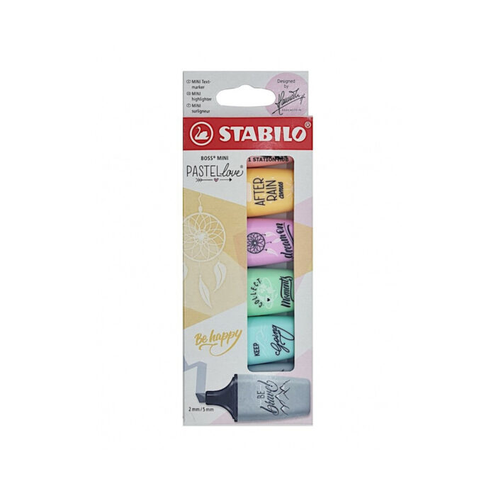 komplekt-tekst-markeri-boss-mini-pastel-love-2-0-6-tsvyata-stabilo-1500 Комплект текст маркери Boss Mini Pastel Love 2.0, 6 цвята, Stabilo: тясна висока опаковка с мини маркери един под друг с надписи „After rain comes“, „dream on“ и „Keep going“ и сив маркер „Be brave!“ най-долу.