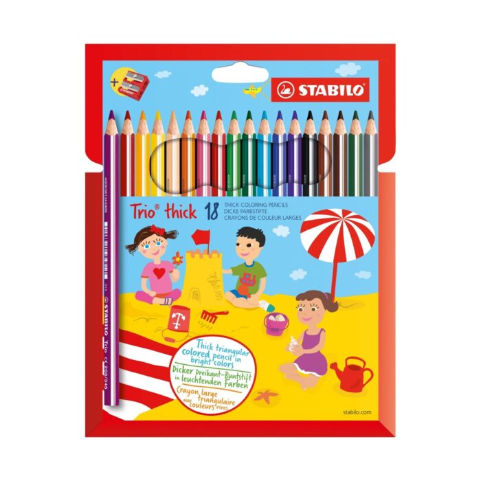 komplekt-tsvetni-molivi-i-ostrilka-trio-thick-18-tsvyata-stabilo-1500 Комплект цветни моливи и острилка Trio Thick, 18 цвята, Stabilo: червено-синя кутия с деца край пясъчен замък под раиран плажен чадър и широка редица дебели наострени върхове.