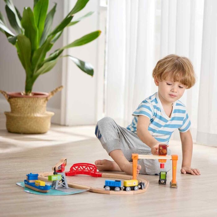 Игрови комплект Товарно пристанище 26 части, Hape