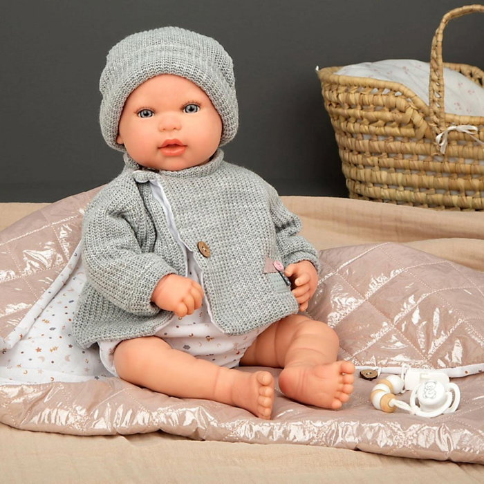 kukla-bebe-oliviia-sies-siva-vielnena-ziletka-i-spalen-cuval-45-sm-692a79a410e5f Кукла бебе Оливия със сива жилетка и спален чувал Arias