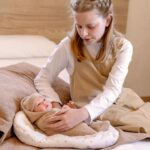 Кукла бебе Олона с бежово костюмче и биберон, 40 см, Arias - Image 4