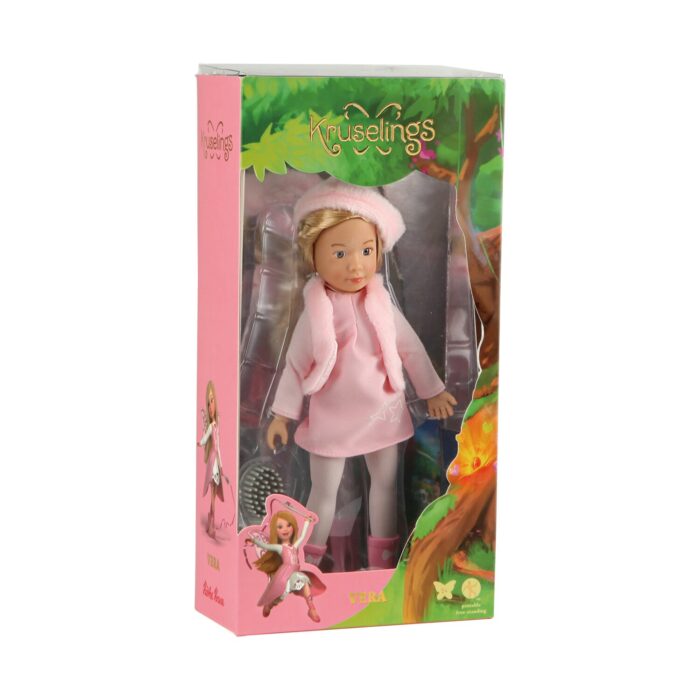 kukla-vera-23-sm-1500 Кукла Вера 23 см, Kruselings: русо момиче с пухкава бледорозова барета, рокличка в същия тон с пухкаво елече, бял чорапогащник и розови ботушки до четка за коса в кутия с клони и листа.