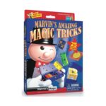 Магически комплект Невероятните фокуси на Марвин част 3, Marvin’s Magic: синя кутия „Marvin’s Amazing Magic Tricks“ със звезда „25 Magic Tricks“, номер „3“ в горния ъгъл и намигащ фокусник с цилиндър и бели ръкавици, който държи кутийка с цветни блокчета.