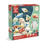 Магнитни превозни средства 30 елемента, Hape: червено-зелена кутия с рисувани фигурки на ракета и платноходка, пожарна и такси, хеликоптер и двуетажен автобус и надпис „Magnetic Vehicles Set“.