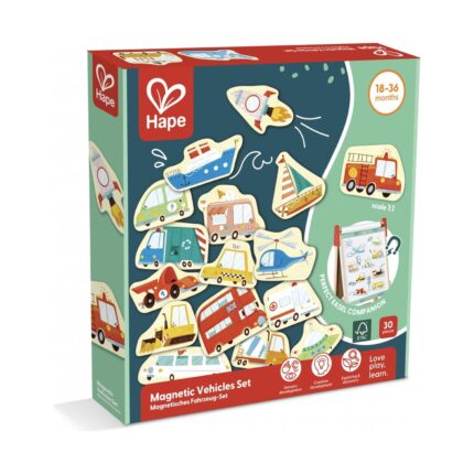 Магнитни превозни средства 30 елемента, Hape: червено-зелена кутия с рисувани фигурки на ракета и платноходка, пожарна и такси, хеликоптер и двуетажен автобус и надпис „Magnetic Vehicles Set“.