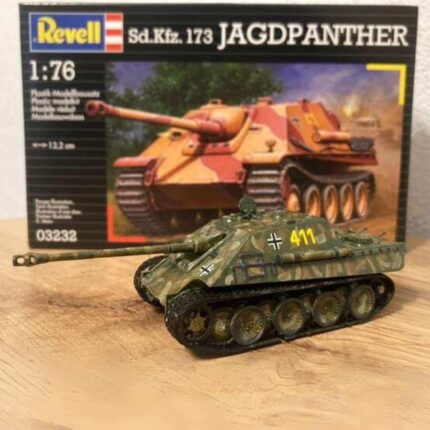 Сглобяем модел Sd.Kfz.173 Jagdpanther 168 части, Revell