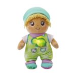 Моята първа кукла момиче, VTech: мека кукла с ментова шапка и руса коса от прежда в зелен гащеризон на цветя със светеща костенурка на гърдите.