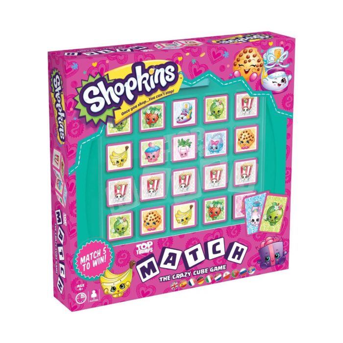nastolna-igra-top-trumps-duel-shopkins-winning-moves-1500 Настолна игра Top Trumps Дуел Шопкинс, Winning Moves: циклама кутия с логото „Shopkins“, тюркоазена рамка с решетка от кубчета с усмихнати плодове и сладкиши и надпис „MATCH“ на тъмни блокчета.