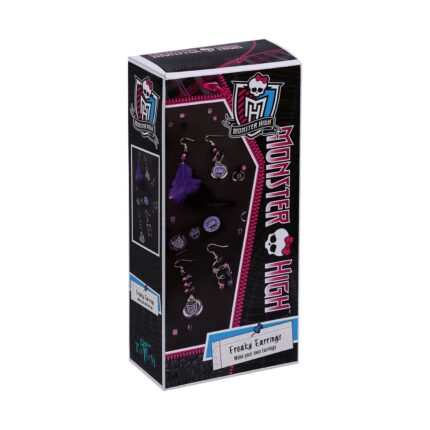 Обеци Monster High, Totum: висока черна кутия с розово лого с череп и надпис „Freaky Earrings“, лилаво перо, кукички и висулки с черепчета на тъмен фон.