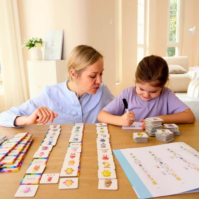Образователна настолна игра Memory, Hape Дете играе образователна игра с възрастен